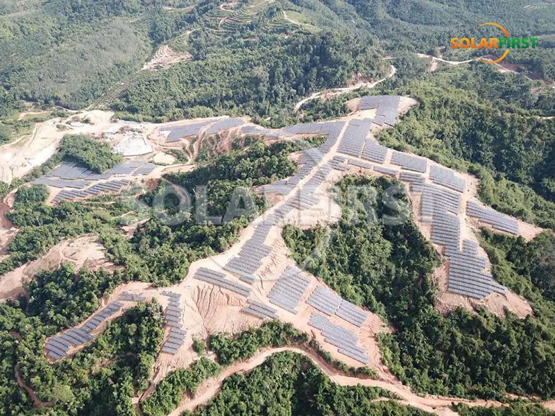 Montagem no solo de 48,9 MWp na Malásia