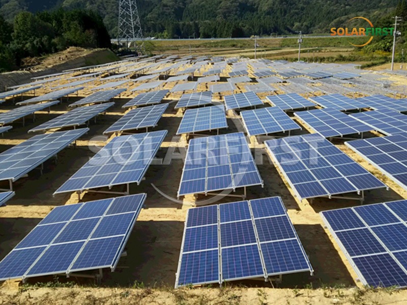 Montagem no solo de 798 kWp no Japão