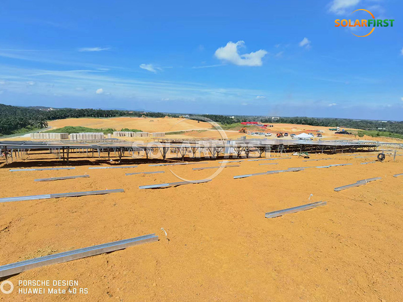 Montagem terrestre de 79 MWp na Malásia