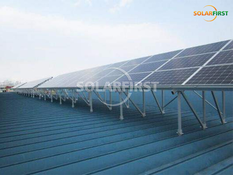 Montagem de telhado de telha metálica de 286 kWp em Hokkaido