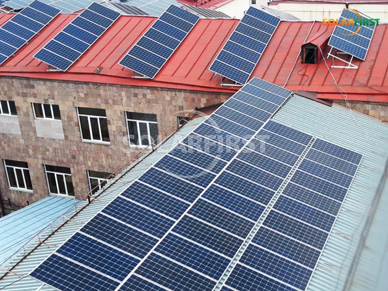 Montagem de telhado de telha metálica de 400 kWp na Armênia