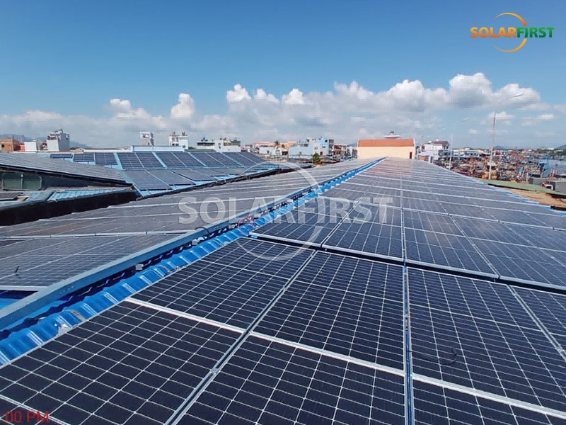 Montagem de telhado de telha metálica de 4 MWp no Vietnã