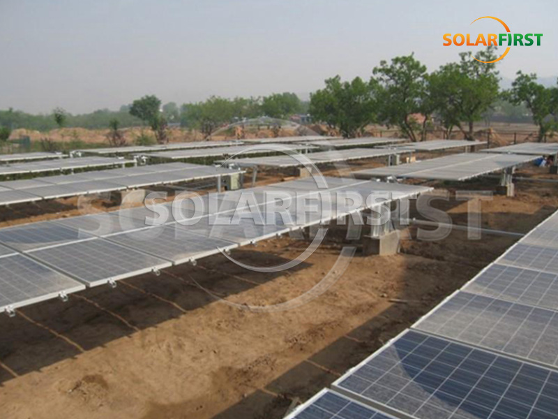 Rastreamento de eixo único plano de 600 kWp em Qinghai