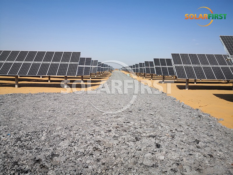 Rastreamento de eixo único plano de 55 MWp em Shaanxi