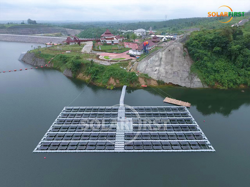 Usina fotovoltaica flutuante de 68 kWp na Indonésia