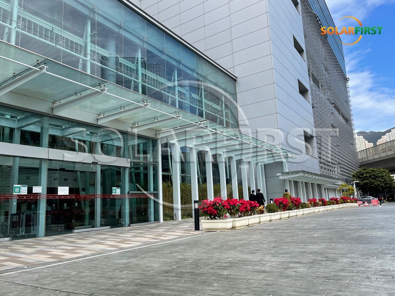 100 kWp de energia fotovoltaica no telhado da sede da EMSD, Kowloon