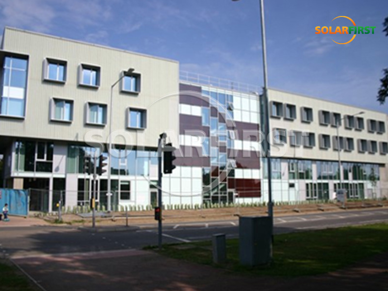 Parede de cortina BIPV de 120 kWp no Reino Unido