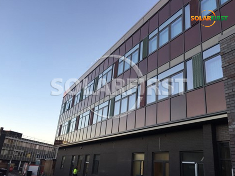 Parede de cortina BIPV de 260 kWp no Reino Unido
