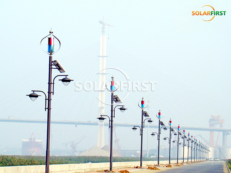 Solução de iluminação pública híbrida eólica e solar em coreano