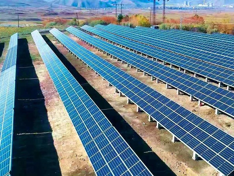 Previsão de demanda global por módulos fotovoltaicos: 240 GW em 2022 em meio a restrições de oferta