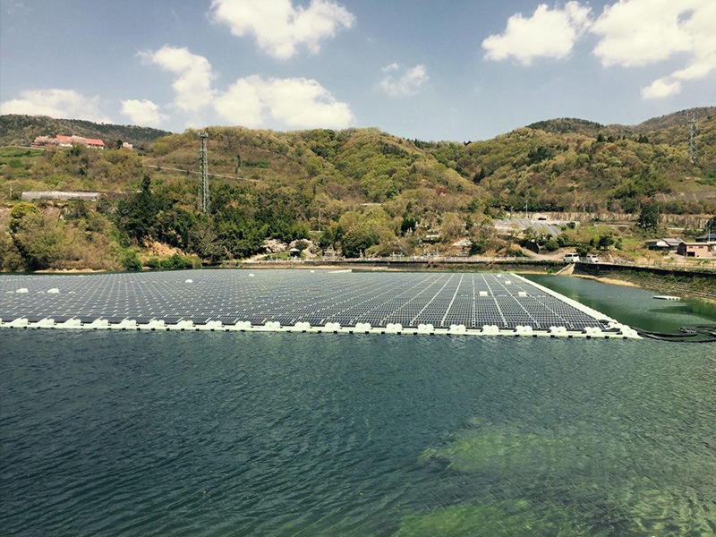 Fazendas solares flutuantes: aproveitando corpos d'água para geração de energia renovável