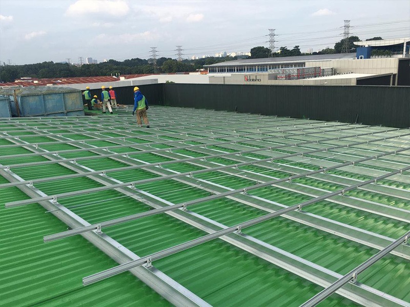 Instalação de painéis solares em telhados metálicos: vantagens e considerações significativas coexistem