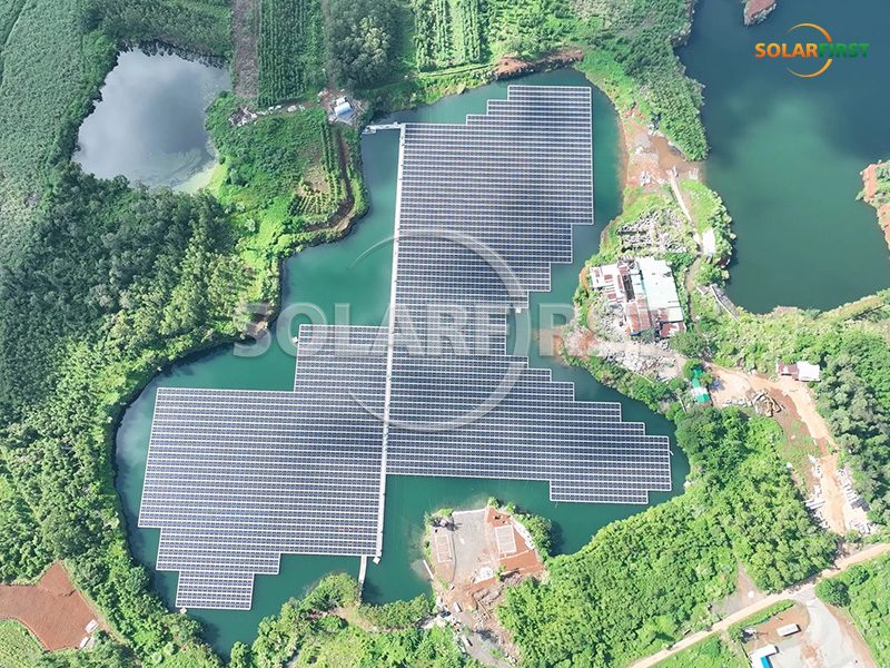 Projeto de energia solar flutuante do Condado de Lingao do Solar First Group é conectado com sucesso à rede e recebe elogios da mídia!