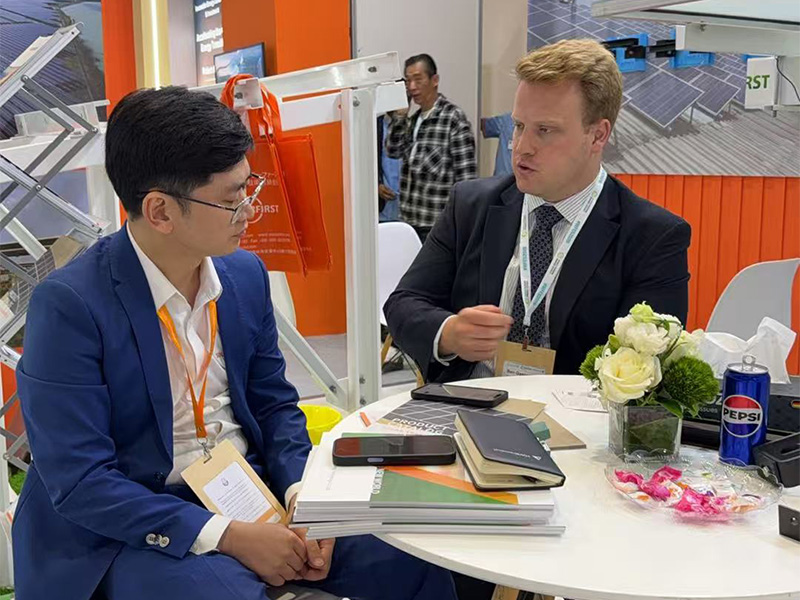 Quando a tecnologia encontra ambientes extremos: a Solar First brilha na WFES 2026 com soluções fotovoltaicas adaptadas ao vento e à areia!